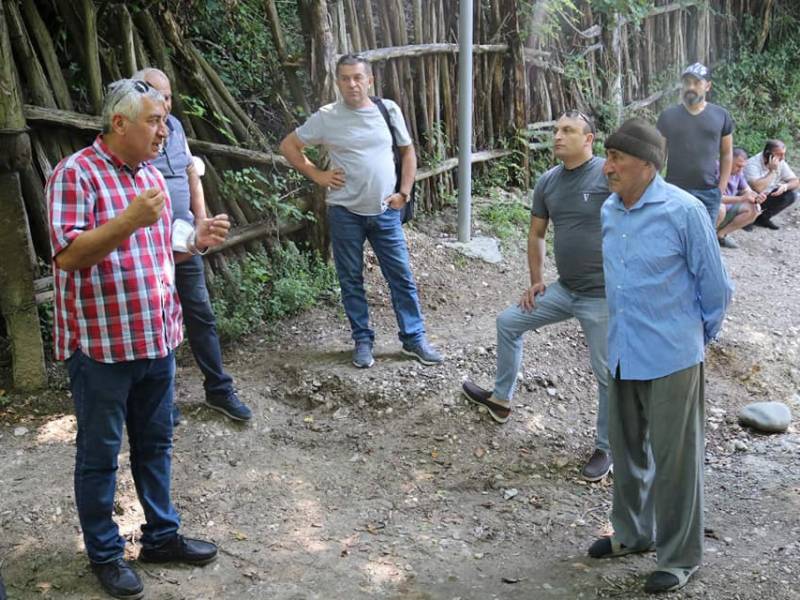 მერის პირველმა მოადგილემ ერასტი მეტრეველმა და ზედამხედველობის სამსახურის უფროსმა გელა...