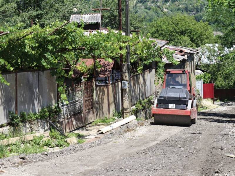 სოფელ ორბელში შიდა სასოფლო გზის მოწყობის სამუშაოები ინტენსიურად მიმდინარეობს.