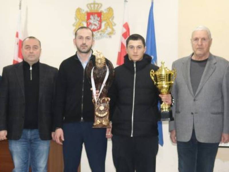 ცაგერის მუნიციპალიტეტის საკრებულოს თავმჯდომარე ვასილ საღინაძე სპორტსმენ ცოტნე სილაგაძეს შეხვდა