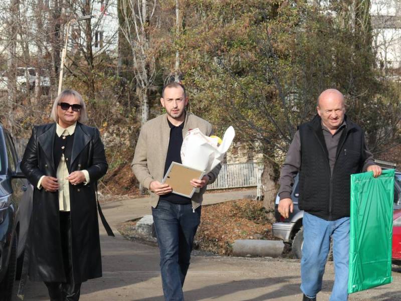 ღვაწლმოსილი პედაგოგები მოინახულეს